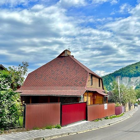 Hotel Хатинка Yaremche Exterior foto