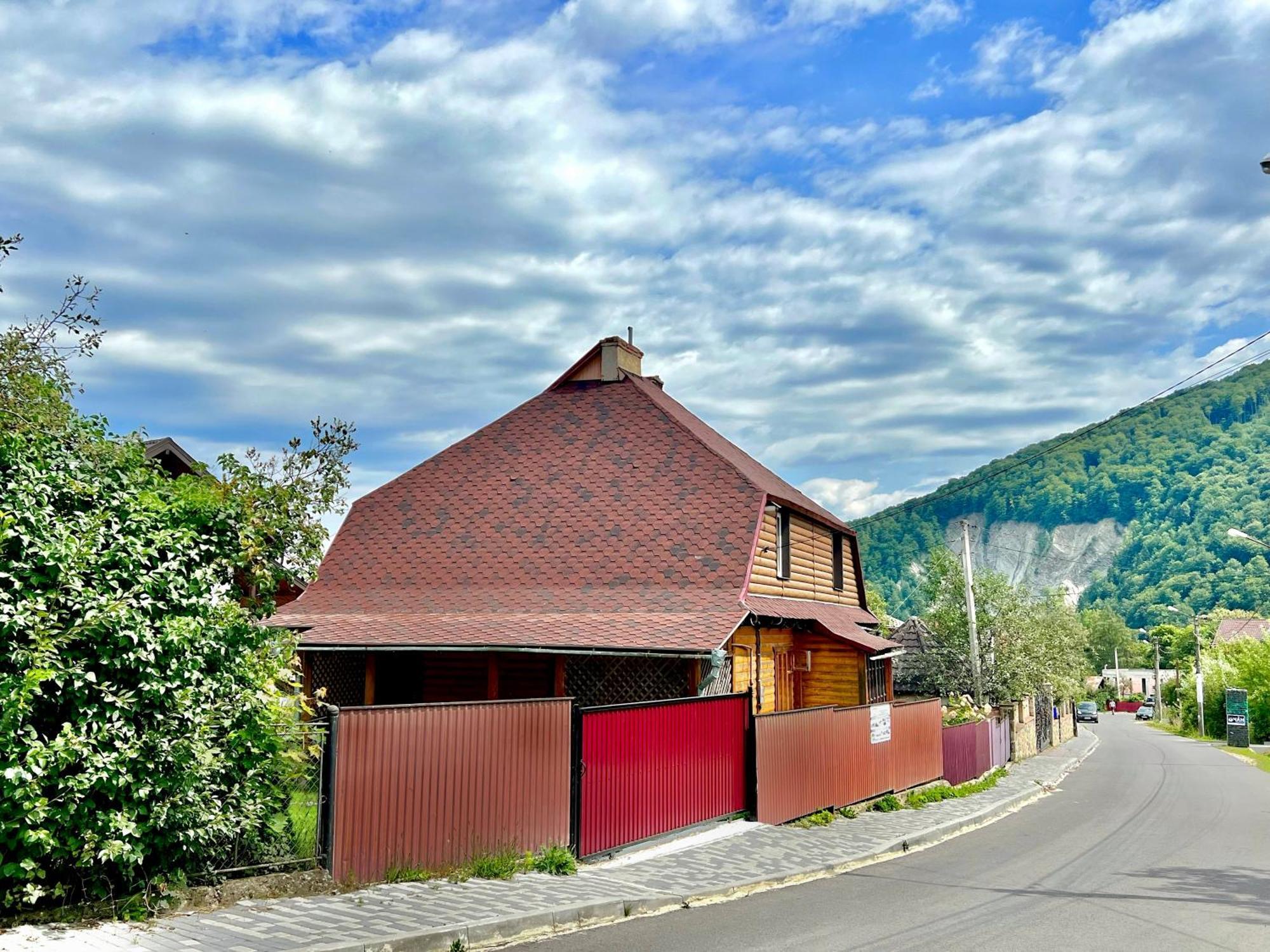 Hotel Хатинка Yaremche Exterior foto